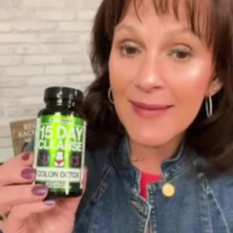 Sophie L satisfied customer sharing her digestive health experience with the 15 Day Cleanse